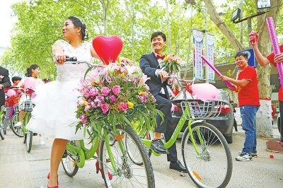 A couple in central China's Henan Province ride shared bikes to celebrate their big day. (Photo/dahe.cn) A couple in central China's Henan Province ride shared bikes to celebrate their big day. (Photo/dahe.cn)