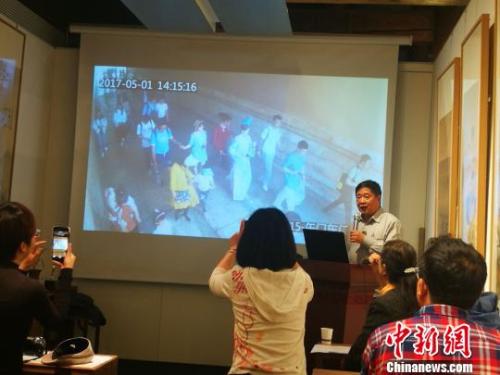Shan Jixiang, curator of the Palace Museum, plays a clip of video surveillance which shows an online anchor enters the museum at 14:13, May 1, 2017. (Photo/Chinanews.com) Shan Jixiang, curator of the Palace Museum, plays a clip of video surveillance which shows an online anchor enters the museum at 14:13, May 1, 2017. (Photo/Chinanews.com)