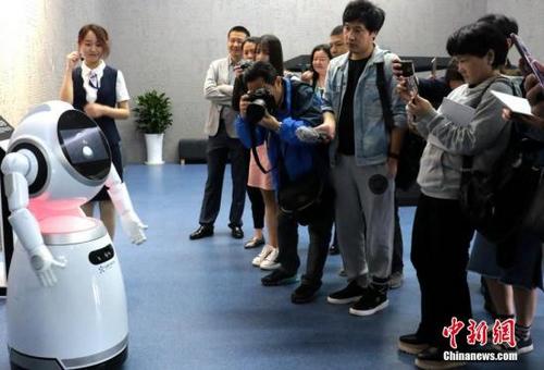An intelligent robot sings and dances. (Photo/Chinanews.com.cn) An intelligent robot sings and dances. (Photo/Chinanews.com.cn)