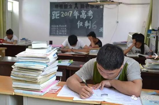 Students in Linfen Red Ribbon School prepare for the national college entrance exam, June 1, 2017. (Photo/WeChat account of Shanxi Evening News) Students in Linfen Red Ribbon School prepare for the national college entrance exam, June 1, 2017. (Photo/WeChat account of Shanxi Evening News)