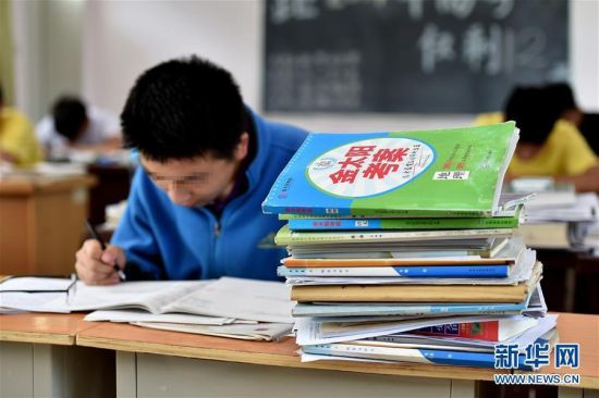 Students in Linfen Red Ribbon School prepare for the national college entrance exam, May 25, 2017. (Photo/Xinhua) Students in Linfen Red Ribbon School prepare for the national college entrance exam, May 25, 2017. (Photo/Xinhua)