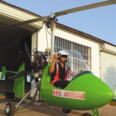 Xie Baogang and his green rotary-wing aircraft. (Photo/Beijing News) Xie Baogang and his green rotary-wing aircraft. (Photo/Beijing News)