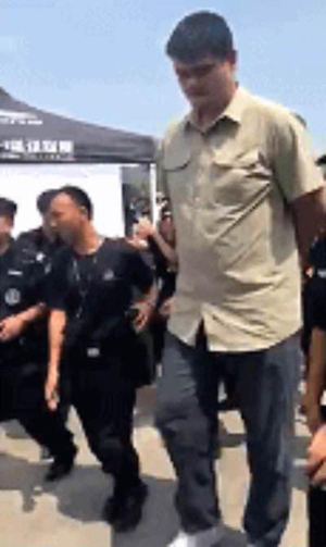Video footage shows Yao Ming in a short-sleeved shirt and jeans, was surrounded by dozens of cops. (Photo/Video screenshot) Video footage shows Yao Ming in a short-sleeved shirt and jeans, was surrounded by dozens of cops. (Photo/Video screenshot)