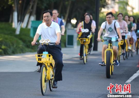 People experience shared bikes in Hangzhou, Zhejiang Province. (Photo provided to Chinanews.com) People experience shared bikes in Hangzhou, Zhejiang Province. (Photo provided to Chinanews.com)