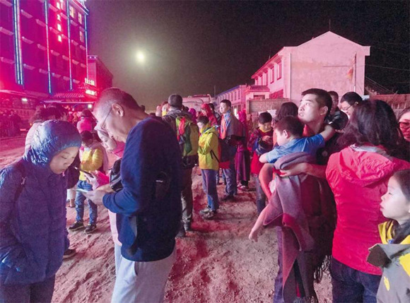 Hotel guests are evacuated from the Tangke Palace Hotel in the Aba Tibetan and Qiang Autonomous Prefecture in southwest China’s Sichuan Province after a 7.0-magnitude earthquake jolted the province, August 8, 2017. (Photo/Shanghai Daily) Hotel guests are evacuated from the Tangke Palace Hotel in the Aba Tibetan and Qiang Autonomous Prefecture in southwest China’s Sichuan Province after a 7.0-magnitude earthquake jolted the province, August 8, 2017. (Photo/Shanghai Daily)