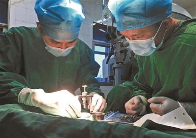 Surgeons have an ophthalmic operation on Zhang Hua. (Photo/Beijing Youth Daily)