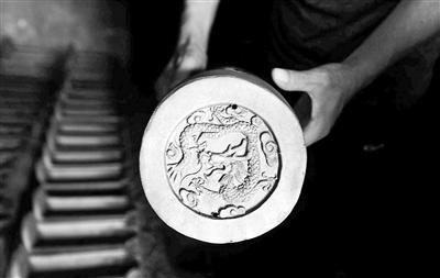 Sun Hongli, the manager of a local glazing factory in Beijing, shows a piece of semi-finished colored glaze. (Photo/Beijing Youth Daily) Sun Hongli, the manager of a local glazing factory in Beijing, shows a piece of semi-finished colored glaze. (Photo/Beijing Youth Daily)