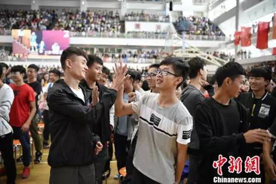 Students of Yunnan University of Finance and Economic get together after attending a First-schoolday opening ceremony, Sept. 1, 2017. (Photo/Chinanews.com) Students of Yunnan University of Finance and Economic get together after attending a First-schoolday opening ceremony, Sept. 1, 2017. (Photo/Chinanews.com)
