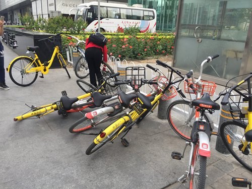 Shared bikes lean against each other in front of SKP shopping mall in Beijing on Monday. (Photo: Zhang Hongpei/GT) Shared bikes lean against each other in front of SKP shopping mall in Beijing on Monday. (Photo: Zhang Hongpei/GT)