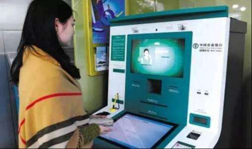 A woman draws money from a ATM via face-recognition in a bank, Sept. 13,2017. (Photo/qlwb.com.cn) A woman draws money from a ATM via face-recognition in a bank, Sept. 13,2017. (Photo/qlwb.com.cn)