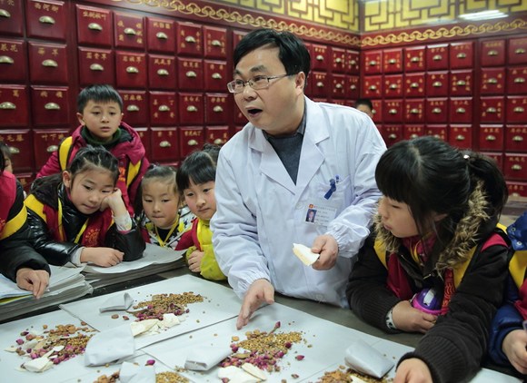 Pupils visit a TCM hospital in Zhuji City, Zhejiang Province, January 20, 2017. (Photo/zjol.com.cn) Pupils visit a TCM hospital in Zhuji City, Zhejiang Province, January 20, 2017. (Photo/zjol.com.cn)