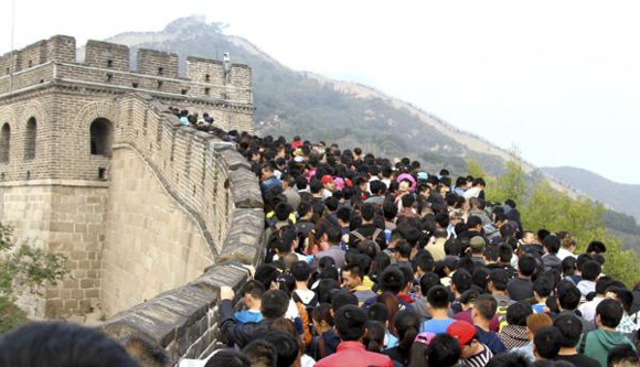 This file photo shows crowded tourists on the Great Wall in Beijing. (Photo/thepaper,cn) This file photo shows crowded tourists on the Great Wall in Beijing. (Photo/thepaper,cn)