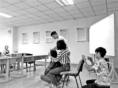 A teacher instructs students how to shoot videos in the class. (Photo/epaper.ynet.com) A teacher instructs students how to shoot videos in the class. (Photo/epaper.ynet.com)