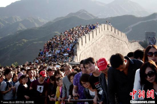 Badaling Great Wall is packed with tourists. (File photo/VCG) Badaling Great Wall is packed with tourists. (File photo/VCG)