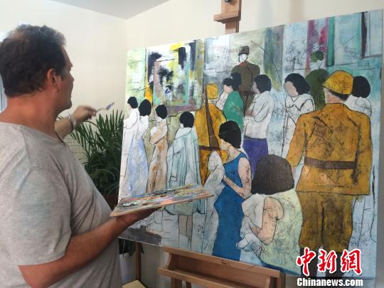 French painter Christian Poirot is drawing an oil painting. (Photo provided to China News Service) French painter Christian Poirot is drawing an oil painting. (Photo provided to China News Service)