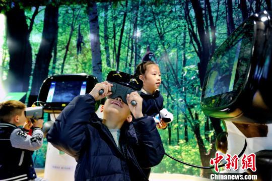 Children experience VR technology at Guangzhou Zoo. (Photo: China News Service/Chen JingWei) Children experience VR technology at Guangzhou Zoo. (Photo: China News Service/Chen JingWei)