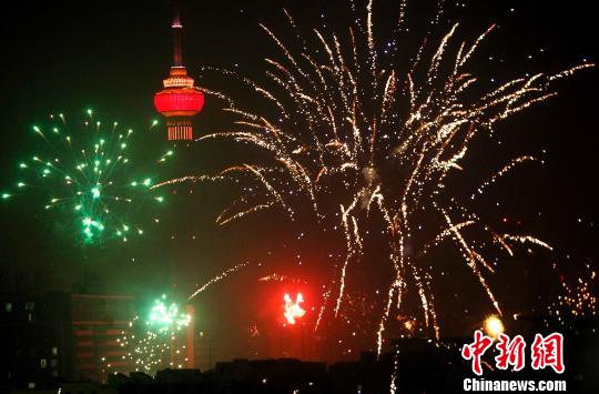 Fireworks were played to celebrate Chinese Lunar New Year. (File photo/China News Service) Fireworks were played to celebrate Chinese Lunar New Year. (File photo/China News Service)