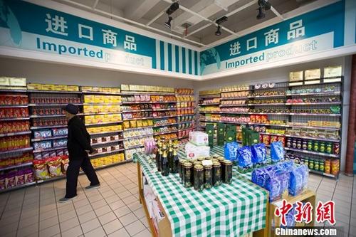 A consumer chooses imported products at a supermarket in Taiyuan, Shanxi Province. (File photo/China News Service) A consumer chooses imported products at a supermarket in Taiyuan, Shanxi Province. (File photo/China News Service)