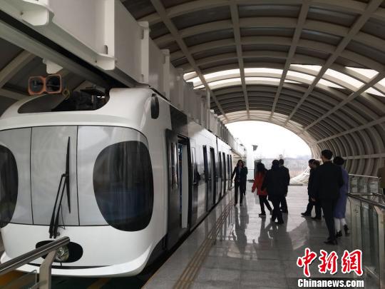 A Cambodian delegation visits the workshop of Zhongtang Sky Train Group in Chengdu, Sichuan Province, Jan. 15, 2018. (Photo: China News Service/Zhong Xin) A Cambodian delegation visits the workshop of Zhongtang Sky Train Group in Chengdu, Sichuan Province, Jan. 15, 2018. (Photo: China News Service/Zhong Xin)