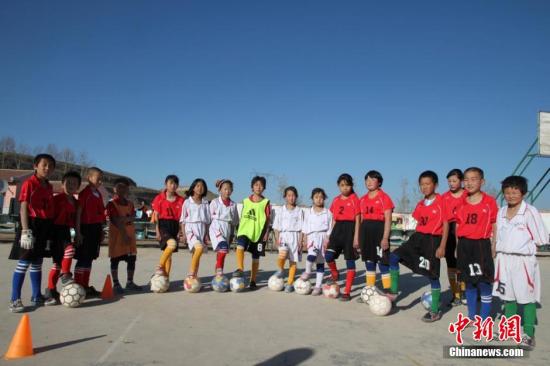 Students play football. (File photo/China News Service) Students play football. (File photo/China News Service)
