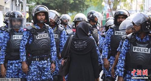 Maldivian policemen patrol on a street. (File photo/China News Service) Maldivian policemen patrol on a street. (File photo/China News Service)