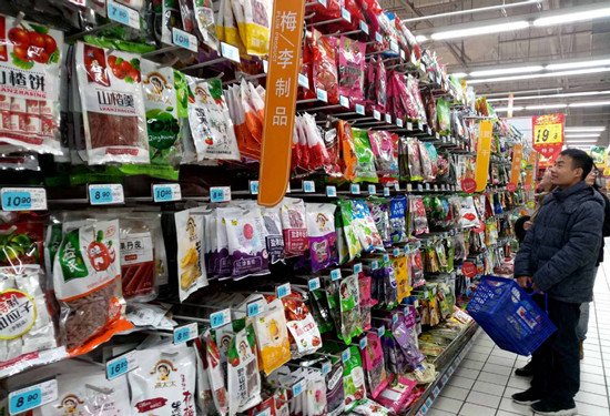 Consumers pick up food from a supermarket in Shanghai on Jan 30, 2018.(Photo/China Daily) Consumers pick up food from a supermarket in Shanghai on Jan 30, 2018.(Photo/China Daily)