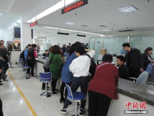 People handle pension insurance business.(Photo/China News Service) People handle pension insurance business.(Photo/China News Service)