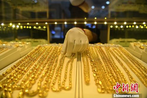 Gold products are sold at a shop. (Photo/China News Service) Gold products are sold at a shop. (Photo/China News Service)