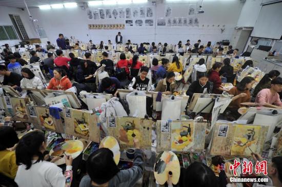 Students learn to paint at a training school. (File photo/China News Service) Students learn to paint at a training school. (File photo/China News Service)