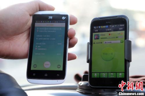 A customer compare prices of an app on iOS app and Android versions. (Photo/China News Service) A customer compare prices of an app on iOS app and Android versions. (Photo/China News Service)