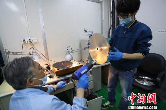 Vinyl record production revives in Shanghai after 22 years
