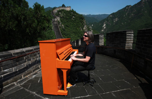 German pianist Stefan Aaron plays paino on the Great Wall in Beijing on Aug 12, 2012. Wang Jing/Asianewsphoto