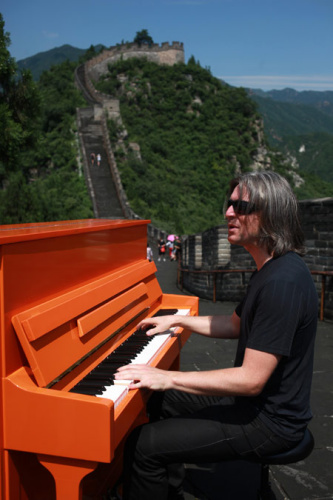 German pianist Stefan Aaron plays paino on the Great Wall in Beijing on Aug 12, 2012. Wang Jing/Asianewsphoto