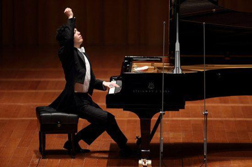 Chinas piano prince Li Yundi played to a full house at the National Center for the Performing Arts on Saturday night. 