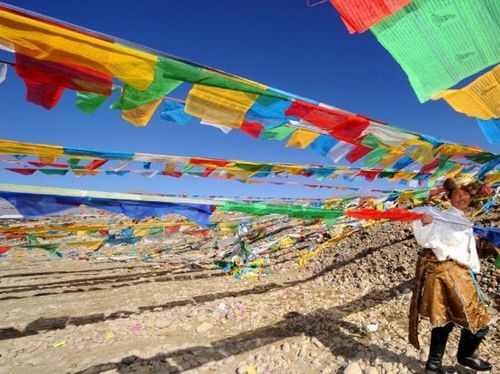 The greatest festival in the Tibetan calendar is the Tibetan New Year, called Losar. For people living near Shigatse, in the southern part of the Tibet Autonomous Region, the festival has already entered its 3rd day. The people there are holding a ritual that is very special to the entire community.