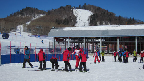 For those wanting to take ski lessons, plenty of instructors are on hand to show skiers the safest way to make it down the mountain. Photo taken on February 17, 2013. [Photo by Lance Crayon/chinadaily.com.cn]