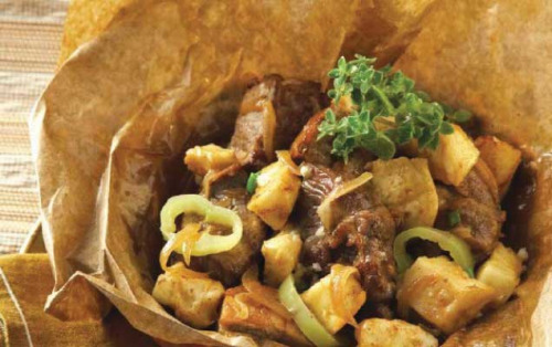 For tasty gioulbasi, slowly bake the meat with the peppers and the cheese in greaseproof paper to keep all the juices sealed. Photo provided to China Daily For tasty gioulbasi, slowly bake the meat with the peppers and the cheese in greaseproof paper to keep all the juices sealed. Photo provided to China Daily