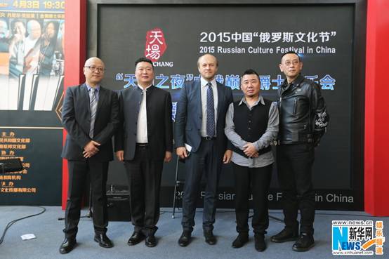 The Golden Buddha Jazz Orchestra takes a group photo with Daniel Kramer.(Photo/Xinhua) The Golden Buddha Jazz Orchestra takes a group photo with Daniel Kramer.(Photo/Xinhua)