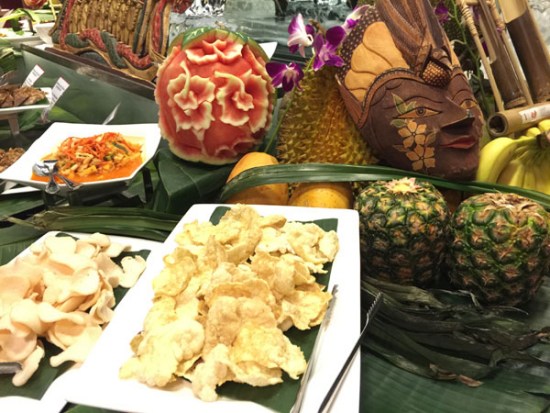 Snacks and carved fruits at the food festival buffet. (Photo/China Daily) Snacks and carved fruits at the food festival buffet. (Photo/China Daily)