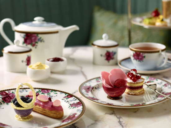 Afternoon tea with desserts at Palm Court lounge in the lobby of the Langham hotel in Hong Kong. (Photo provided to China Daily) Afternoon tea with desserts at Palm Court lounge in the lobby of the Langham hotel in Hong Kong. (Photo provided to China Daily)