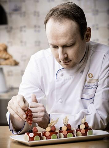 Pastry chef Reinhard Lackner gives final touches to a dessert. (Photo provided to China Daily) Pastry chef Reinhard Lackner gives final touches to a dessert. (Photo provided to China Daily)