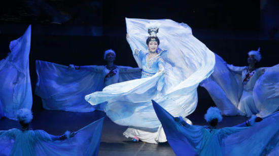 Li Yugang continues his exploration in cross-dressing performances and his latest show, Lady Zhaojun, is inspired by the legend of an ancient Chinese beauty. (Photo/China Daily) Li Yugang continues his exploration in cross-dressing performances and his latest show, Lady Zhaojun, is inspired by the legend of an ancient Chinese beauty. (Photo/China Daily)
