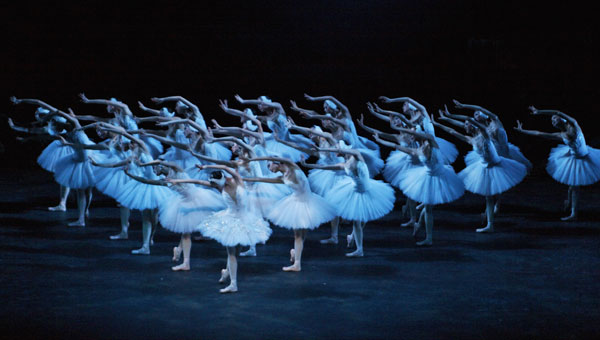 Chinese and US dancers will raise the curtain of this year's Meet in Beijing Arts Festival with the classic ballet on April 23.(Photo provided to China Daily) Chinese and US dancers will raise the curtain of this year's Meet in Beijing Arts Festival with the classic ballet on April 23.(Photo provided to China Daily)