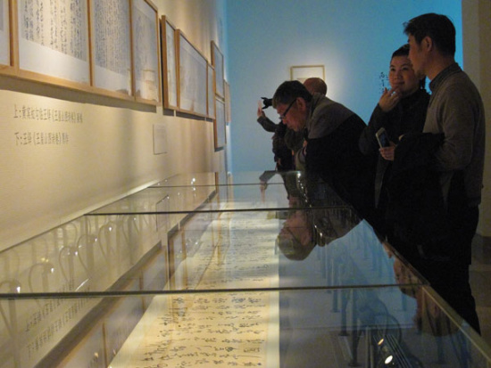Visitors at Huang's retrospective show at the National Art Museum of China.(Photo by Jiang Dong/China Daily) Visitors at Huang's retrospective show at the National Art Museum of China.(Photo by Jiang Dong/China Daily)