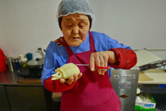68-year-old Liu Fanrong makes a hedgehog. (Ju Chuanjianig/For China Daily) 68-year-old Liu Fanrong makes a hedgehog. (Ju Chuanjianig/For China Daily)