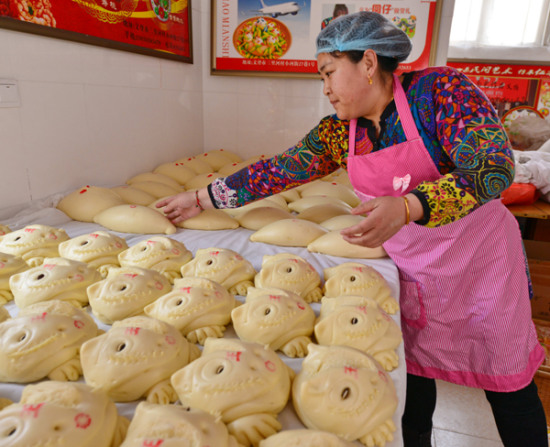 Sun Yishu works on her bobo. Ju Chuanjiang / For China Daily Sun Yishu works on her bobo. Ju Chuanjiang / For China Daily
