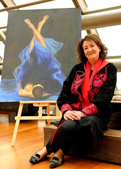 Nouria El Alami and her painting The World Upside-Down (Photo provided to chinadaily.com.cn) Nouria El Alami and her painting The World Upside-Down (Photo provided to chinadaily.com.cn)