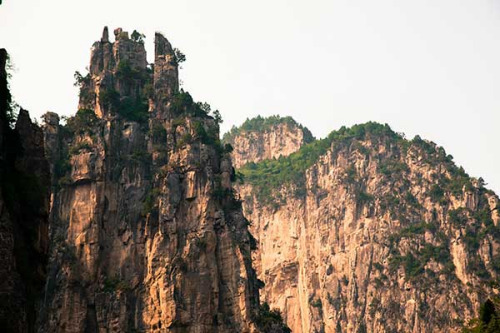 Taihang Mountain is a scene of unfettered peace and an important geological dividing line.(Photo by Li Mengyuan/China Daily) Taihang Mountain is a scene of unfettered peace and an important geological dividing line.(Photo by Li Mengyuan/China Daily)