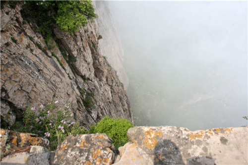 The Wangmang Mountain and the Cliff Road. (Photo by Wang Zhuangfei/China Daily) The Wangmang Mountain and the Cliff Road. (Photo by Wang Zhuangfei/China Daily)