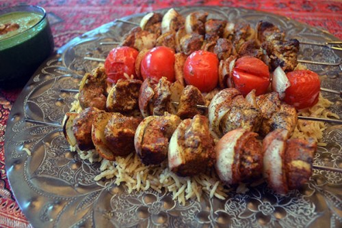 Chicken kebabs with cinnamon and black pepper with a side of Afghan cilantro sauce. (Photo by Mike Peters/China Daily) Chicken kebabs with cinnamon and black pepper with a side of Afghan cilantro sauce. (Photo by Mike Peters/China Daily)